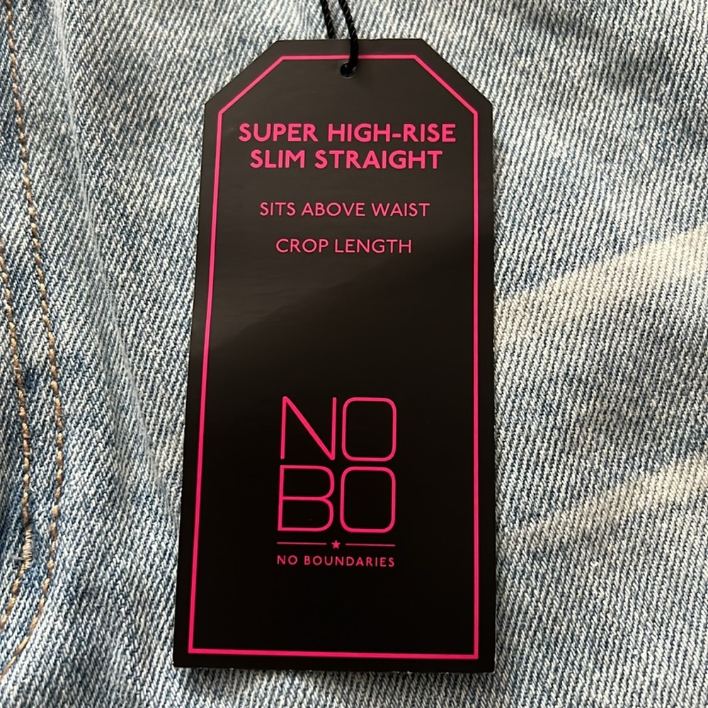 No Boundaries Super High-Rise Slim Straight Lightwash distressed jeans- 17 - Picture 5 of 7